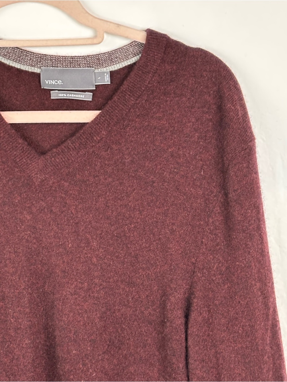 Vince Men's large V-Neck 100% cashmere Sweater in Burgundy - Picture 2 of 12